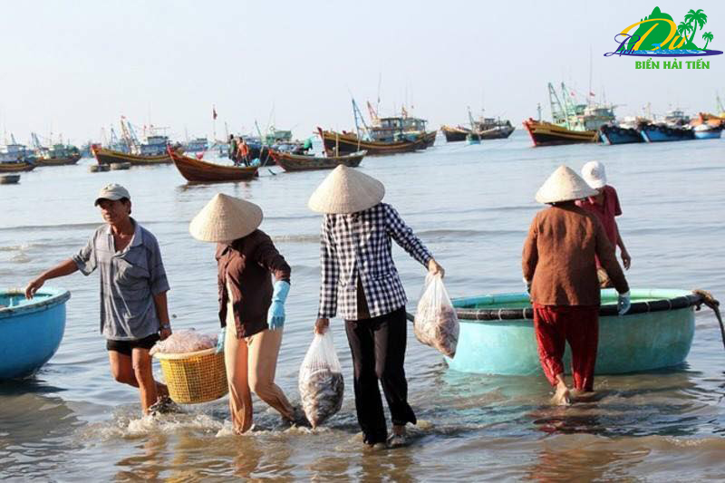 Làng Chài Hải Tiến - địa điểm ăn uống ở biển Hải Tiến khó bỏ lỡ