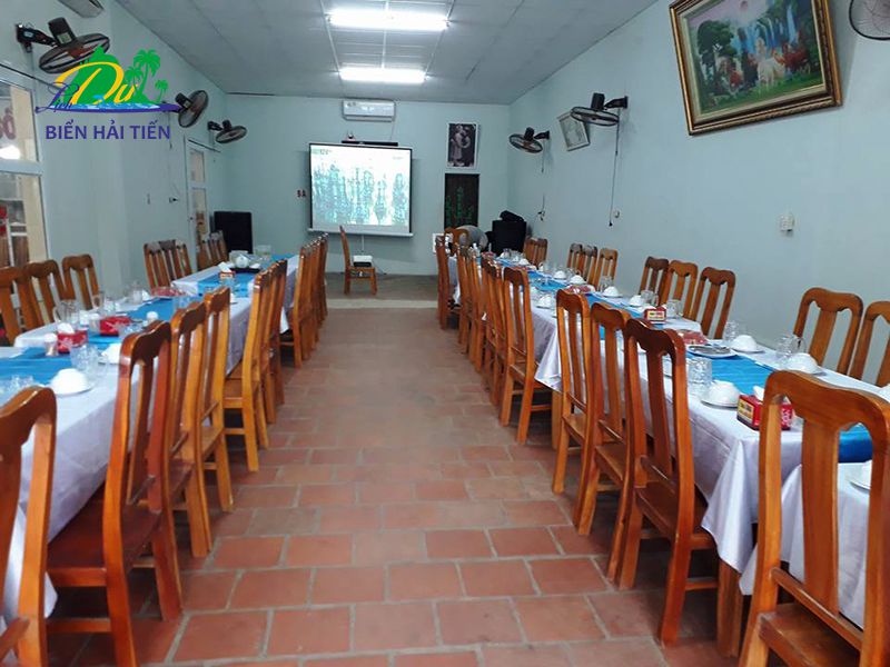Nhà hàng trang bị điều hòa để phục vụ ăn trong điều kiện nóng bức của mùa hè